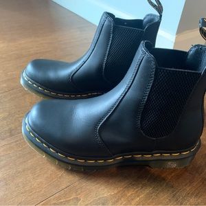 Women's Dr Martens 2976 Smooth Leather Chelsea Boots